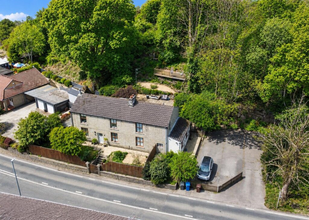 Burnley Road East, Lumb